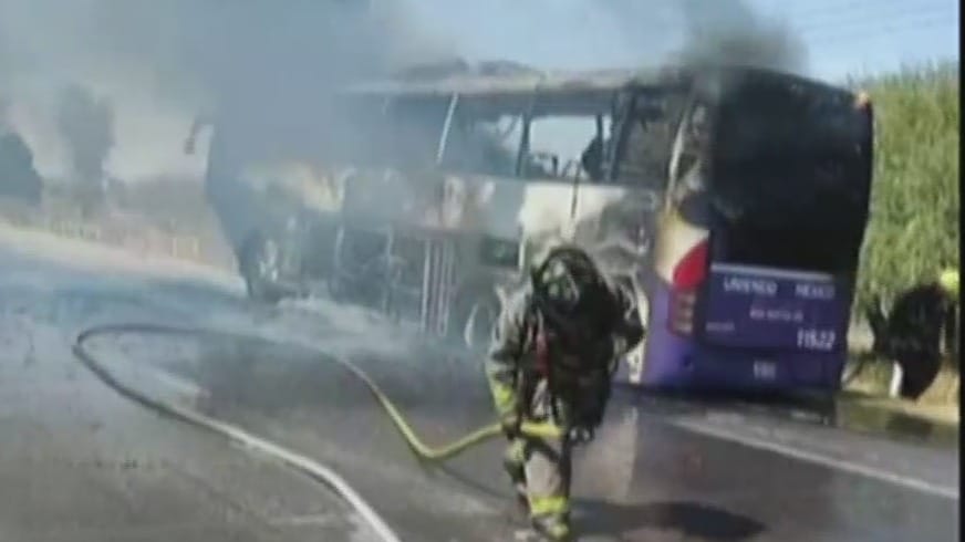 incendio consume camion de pasajeros sobre la autopista 57 en queretaro