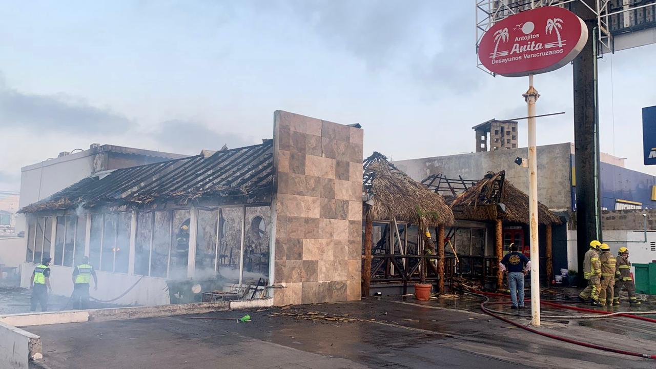 Incendio consume restaurante en Boca del Río, Veracruz