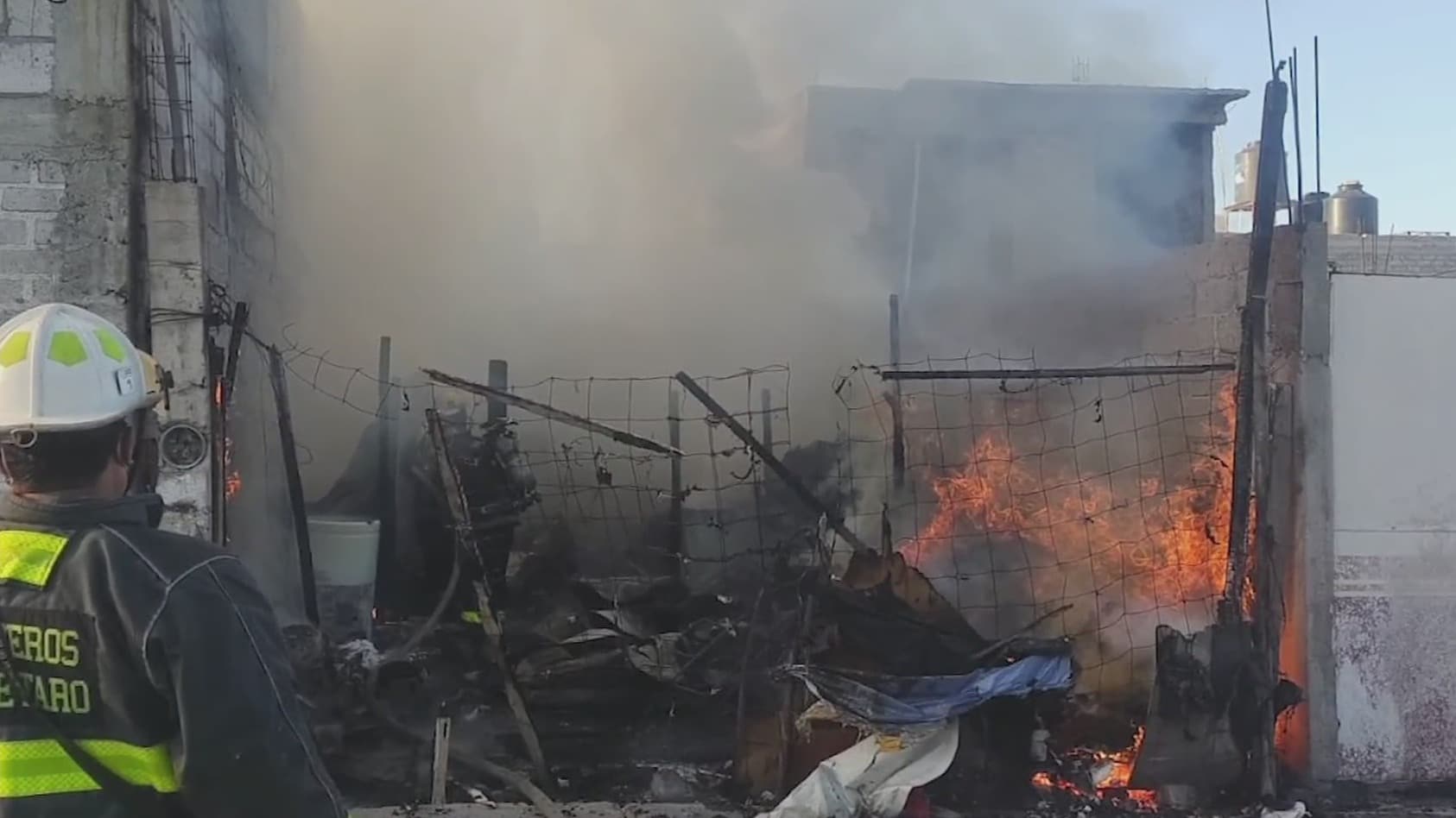incendio en casa de carton en queretaro deja dos ninos muertos