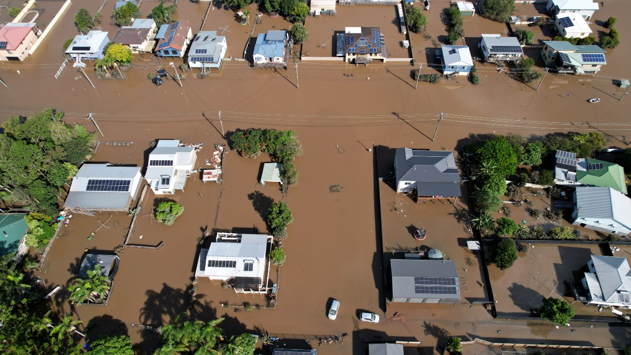 Una vista aérea de drones de las casas inundadas por las inundaciones el 7 de marzo de 2022 en Woodburn, Australia (Getty Images)