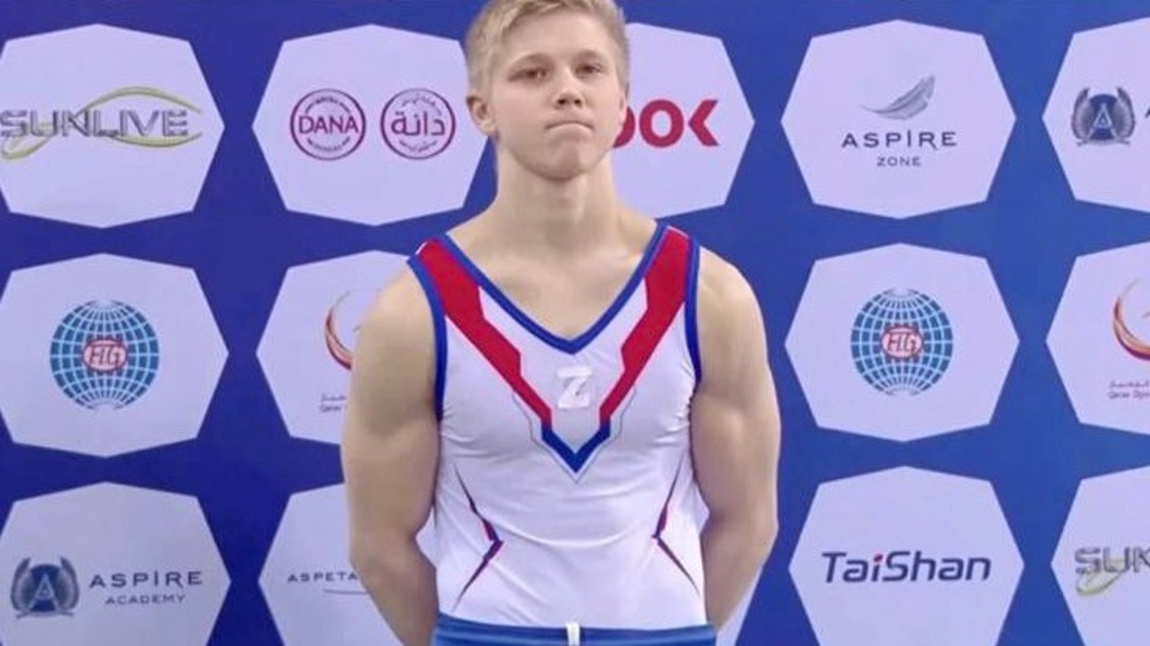 Abren proceso disciplinario a gimnasta ruso que mostró apoyo a Rusia