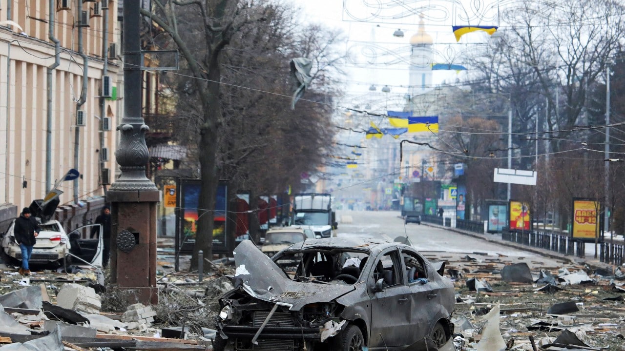 Séptimo día de invasión a Ucrania: Rusia lanza paracaidistas en Járkov y endurece ataque