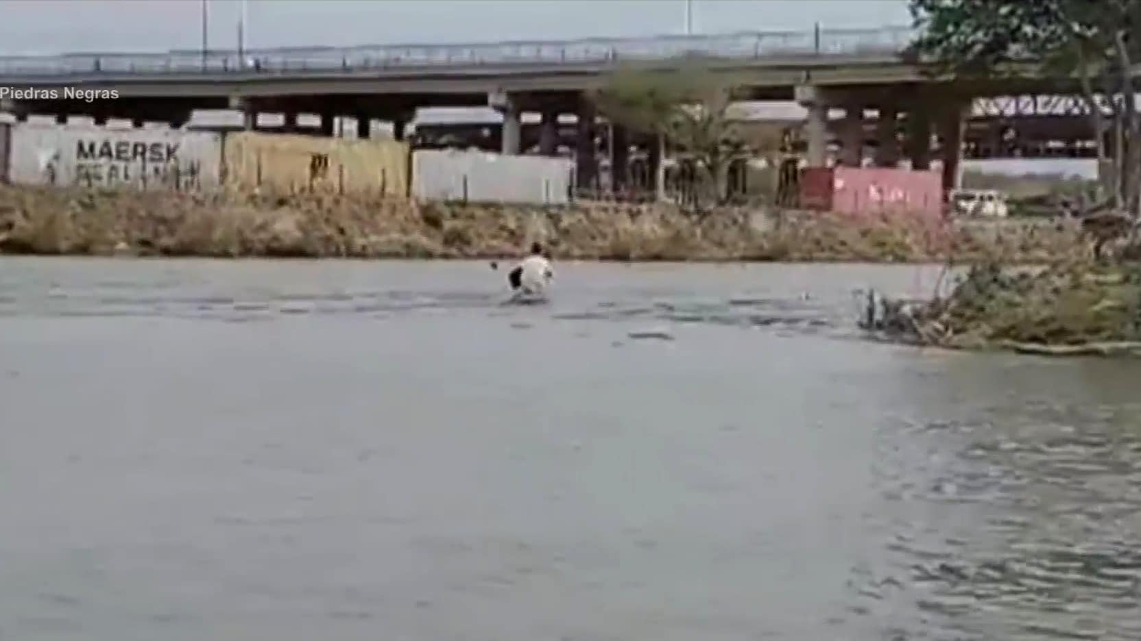 joven se queda atorado mientras cruzaba el rio bravo