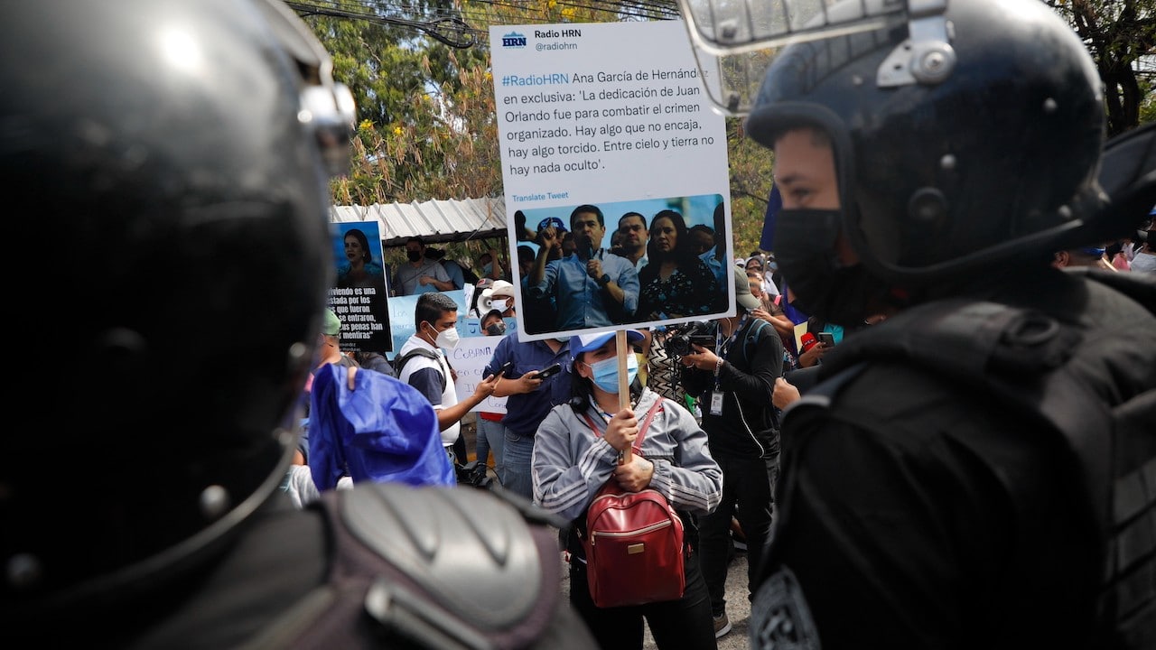 Partidarios del expresidente hondureño, Juan Orlando Hernández, protestan frente a la Corte Suprema después de que lo llevaran para decidir si sería extraditado a Estados Unidos (AP)