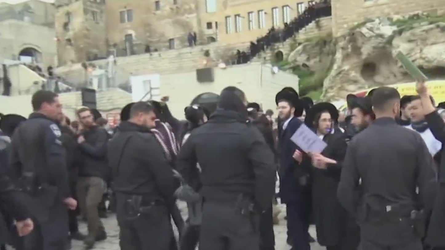 judios se enfrentan en el muro de los lamentos en jerusalen