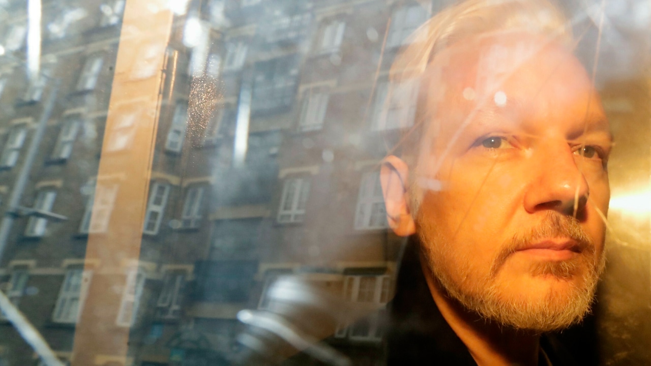 Fotografía de archivo donde se ve al fundador de WikiLeaks, Julian Assange, que es sacado de la corte, donde compareció
