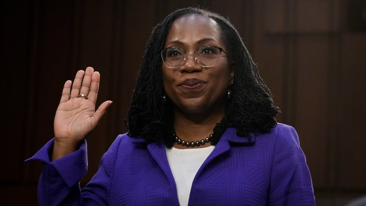 Candidata afroamericana a magistrada se compromete a defender la democracia en EEUU