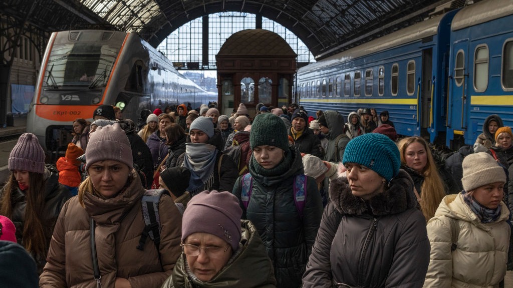 lalo salazar asi son los viajes en tren durante la invasion rusa a ucrania