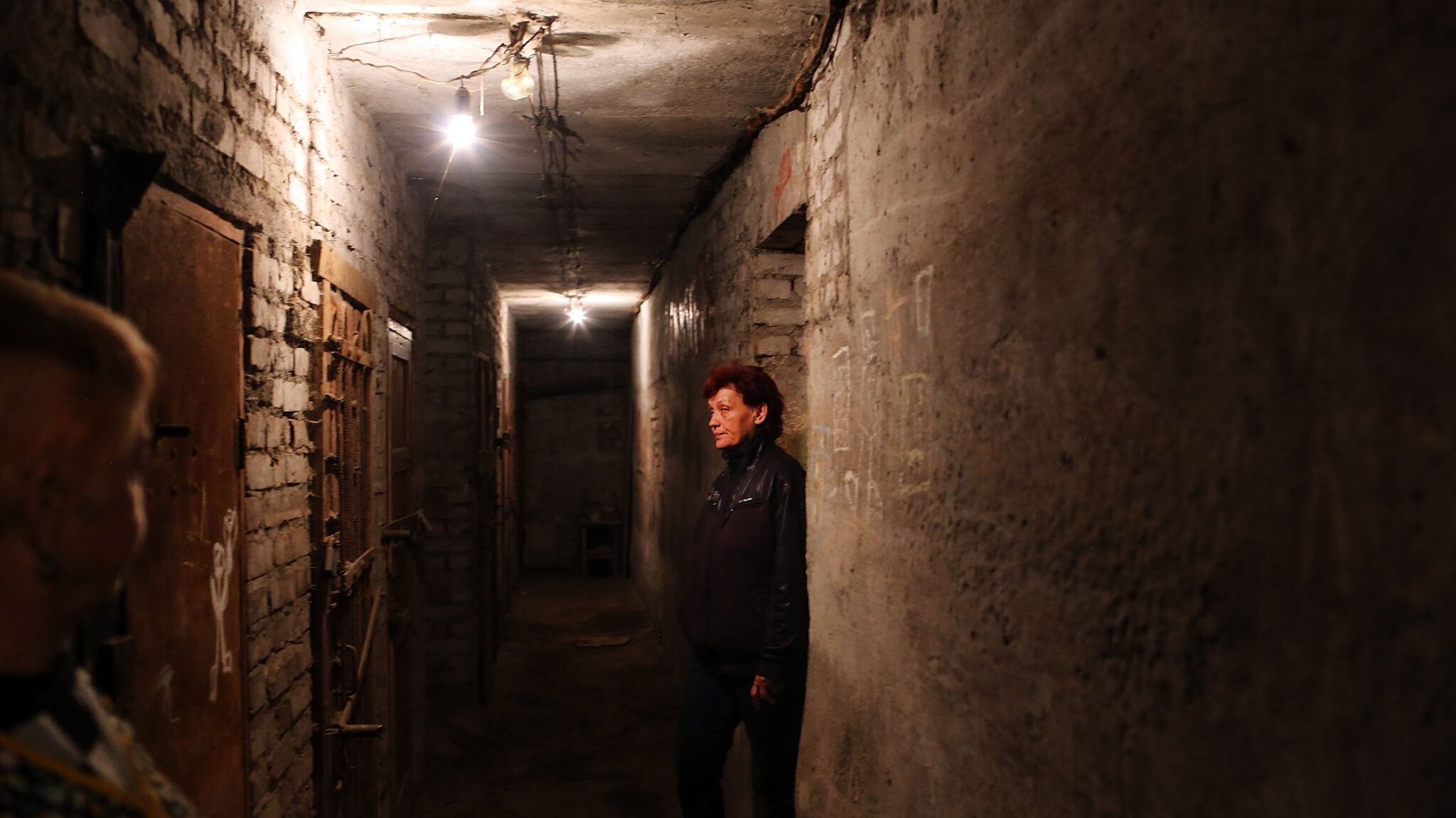 lalo salazar recorre bunker en la ciudad de chernivtsi ucrania