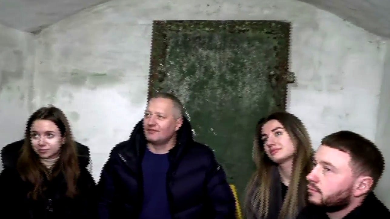 lalo salazar visita bunker en ucrania charla con personas que ya se refugian ahi tras bombardeos