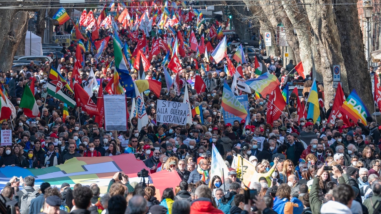 En Roma la gente asiste a una manifestación para exigir la paz en Ucrania