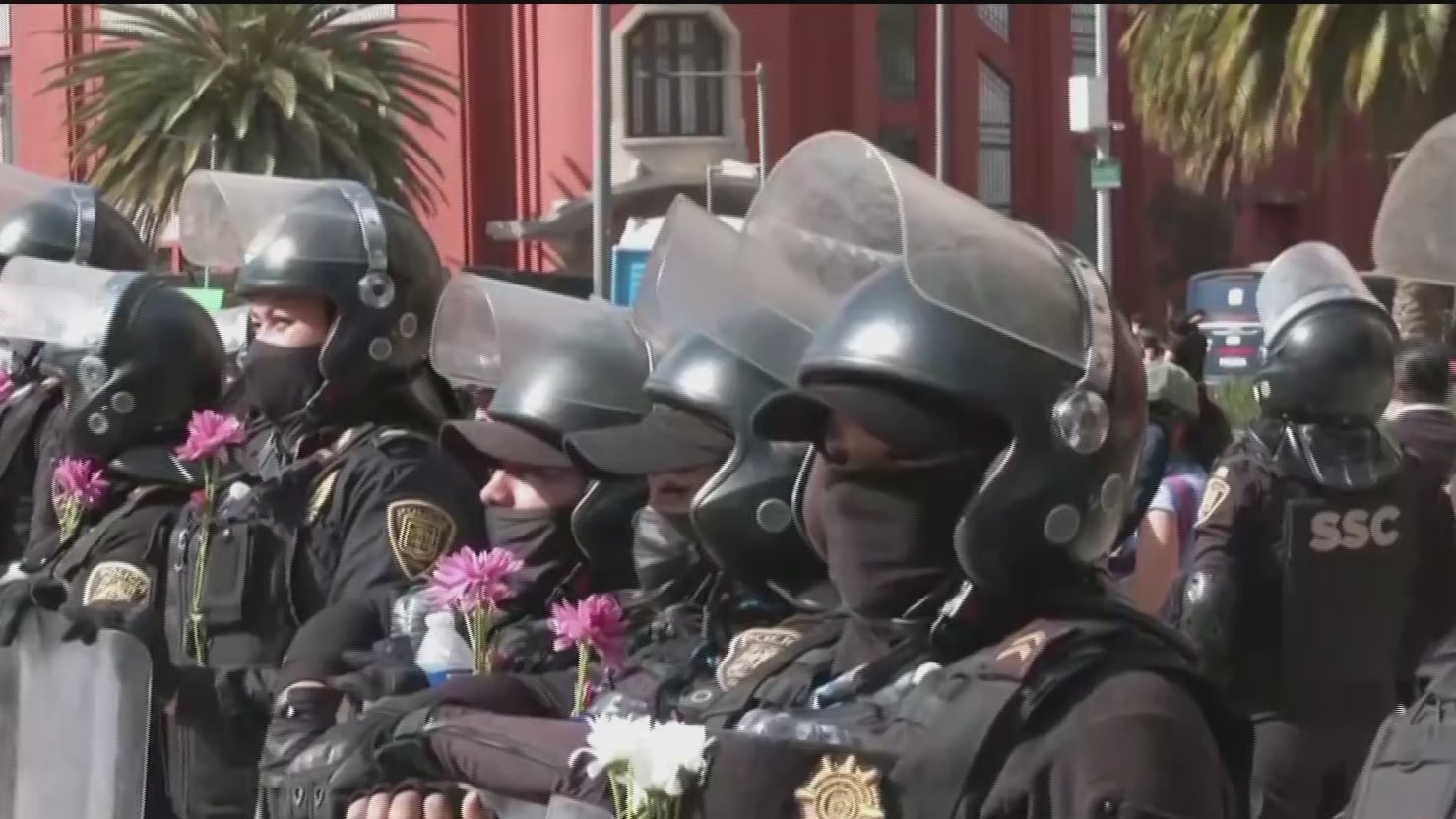 manifestantes regalan flores a policias en cdmx