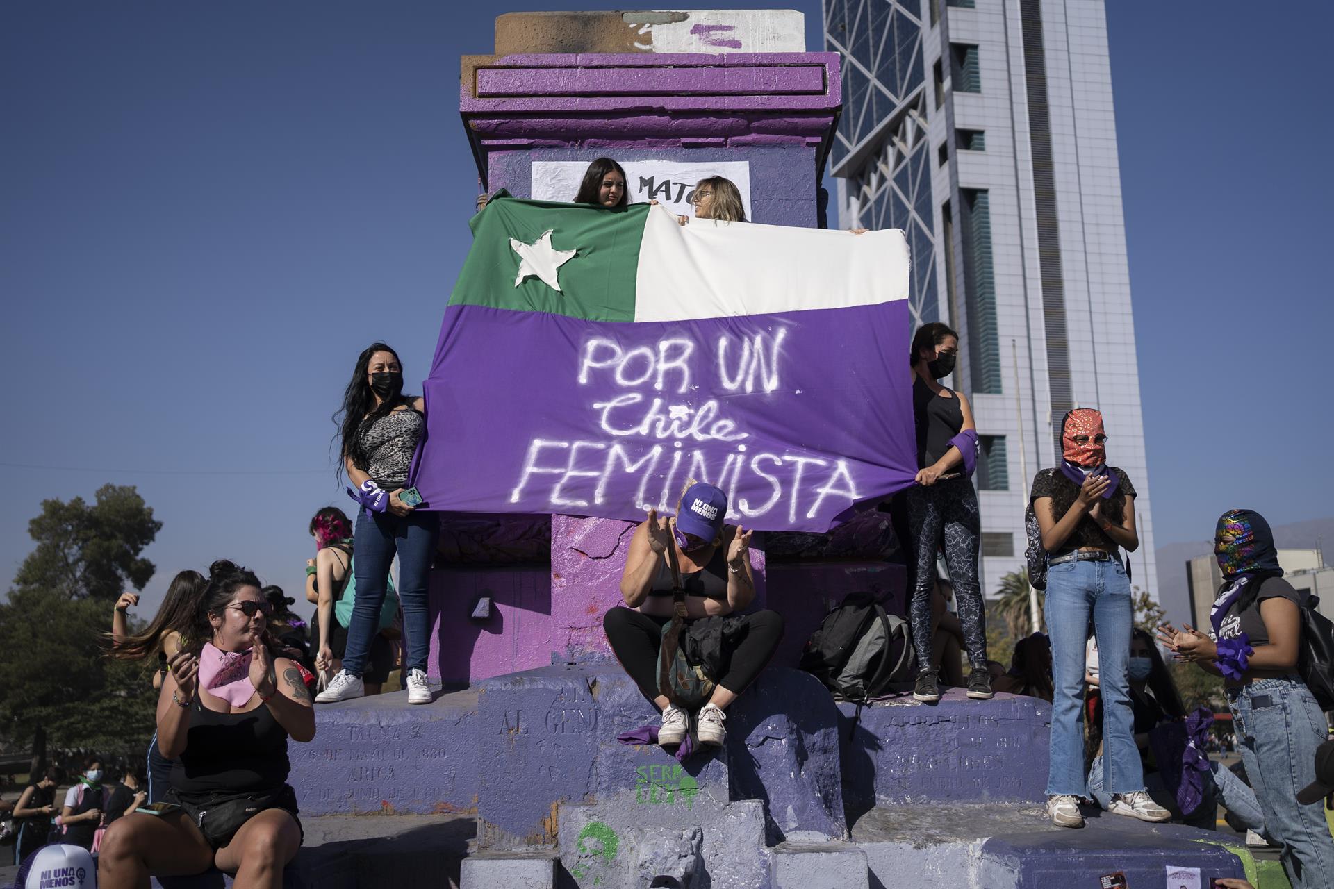 Chilenas marchan contra la violencia machista