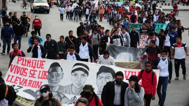 marchan normalistas por desaparecidos de ayotzinapa