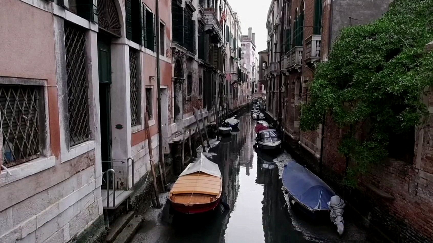 marea baja deja vacios los canales de venecia italia