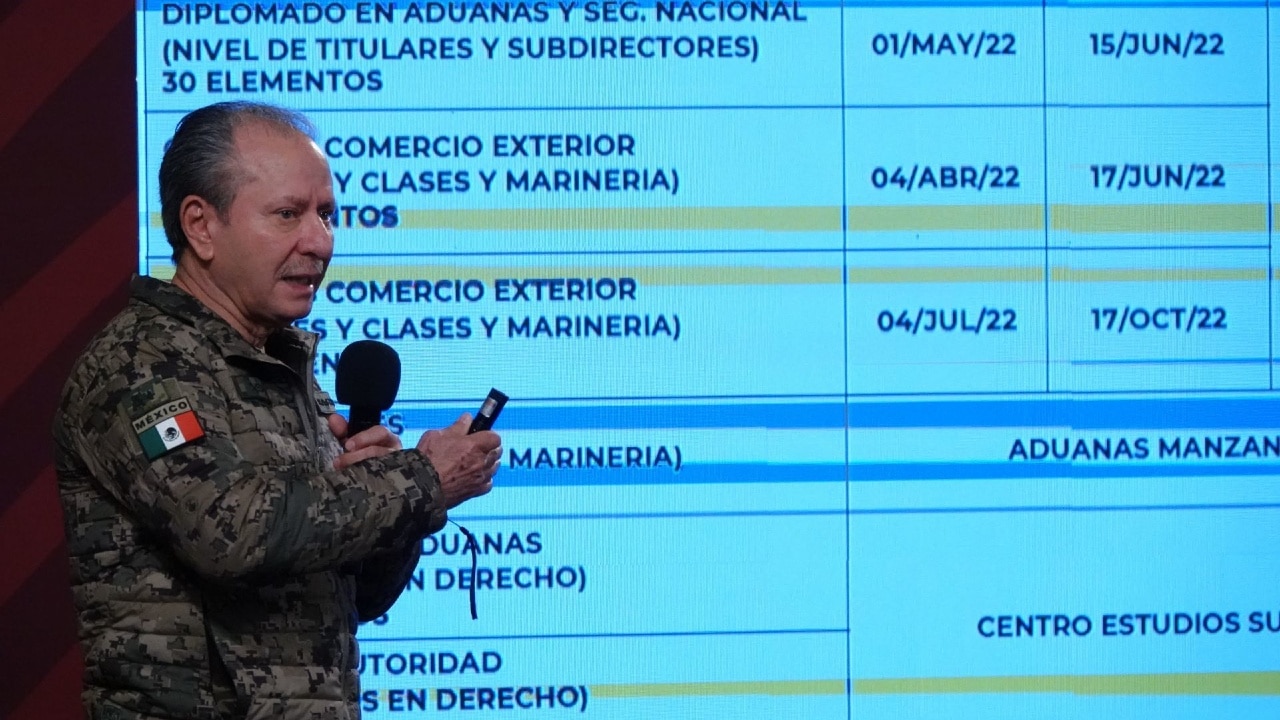 Rafael Ojeda durante la conferencia matutina en que se presentó el informe de seguridad sobre el mes de marzo