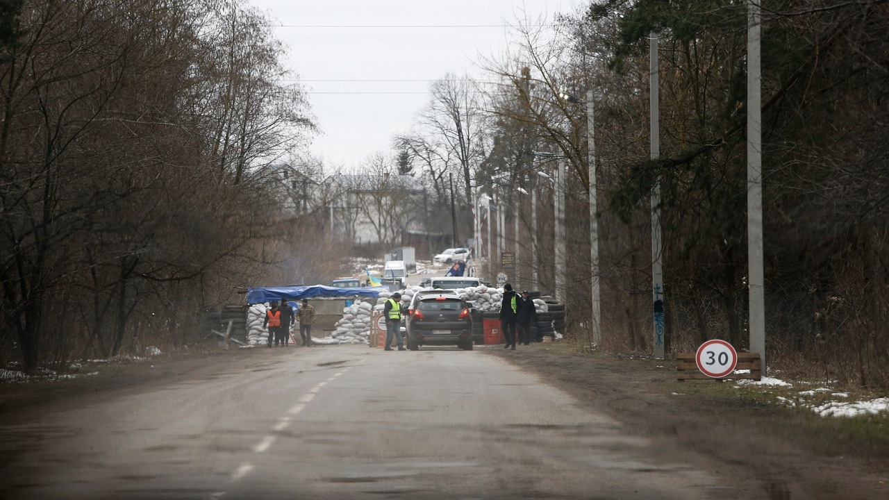 Cientos de controles de carreteras son montados con sacos terreros y piezas de hormigón en todas las vías de acceso a ciudades de Ucrania