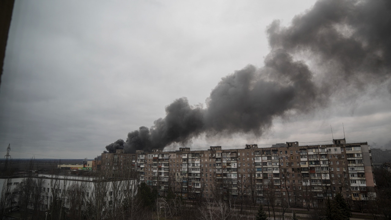 Fotografía con fecha del 4 de marzo de 2022, donde se aprecia una columna de humo por los bombardeos rusos en Mariupol, Ucrania