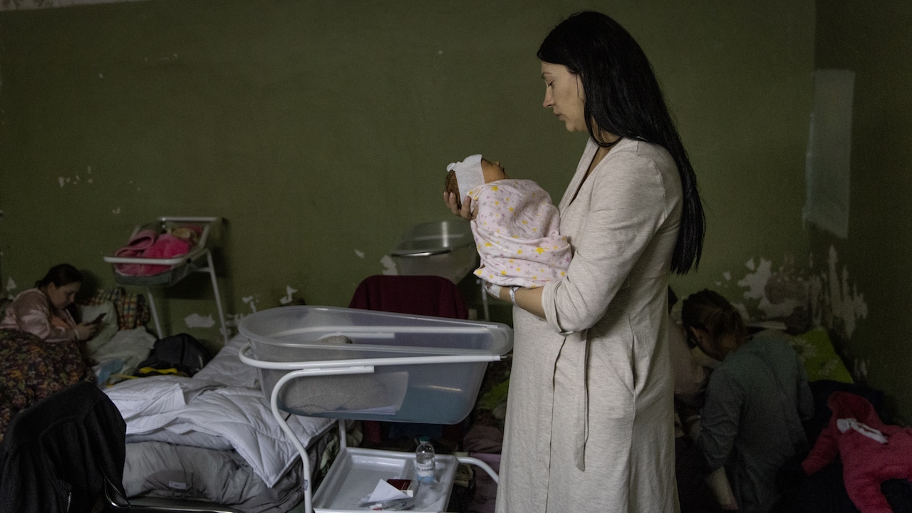Mujeres dan a luz sótanos Ucrania