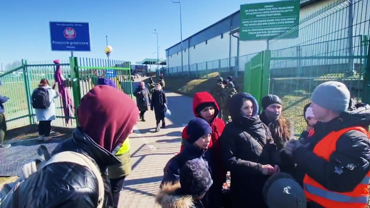 Refugiados ucranianos que huyen de la guerra llegan a campamento de Medyka