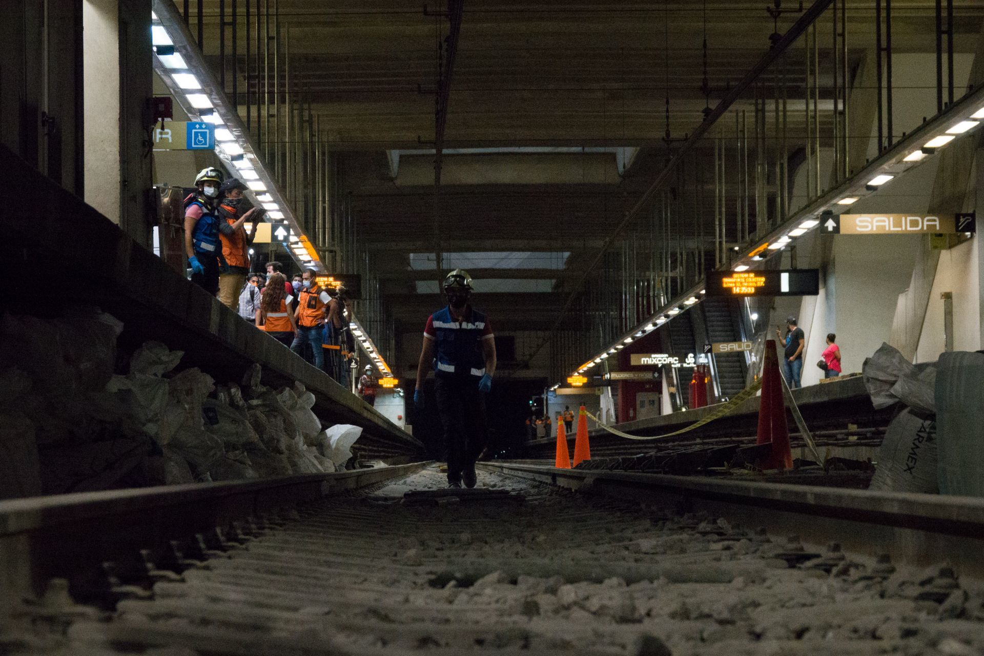 Un trabajador se ve en la estación Mexicaltzing durante los trabajos de reparación de la parte subterránea de la Línea 12 del Metro de la CDMX (Cuartoscuro)