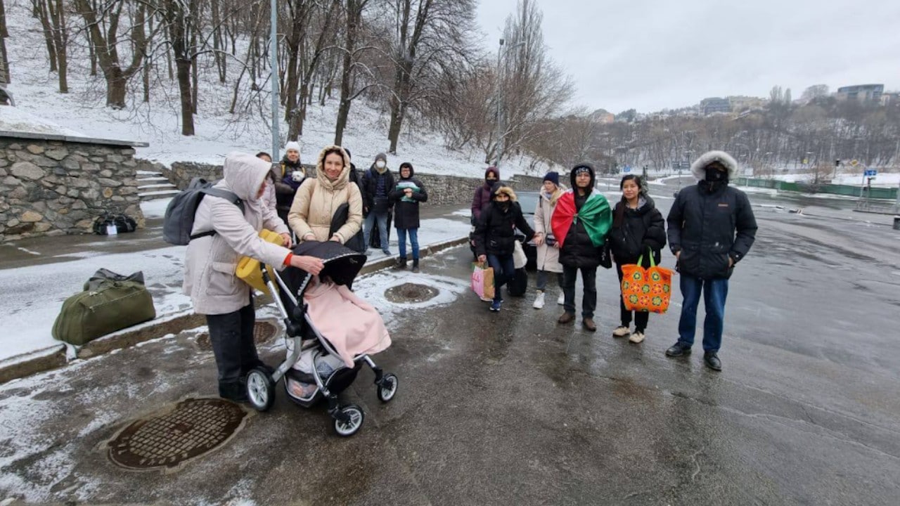 Evacuación de familias mexicanas en Ucrania (Twitter: @m_ebrard)
