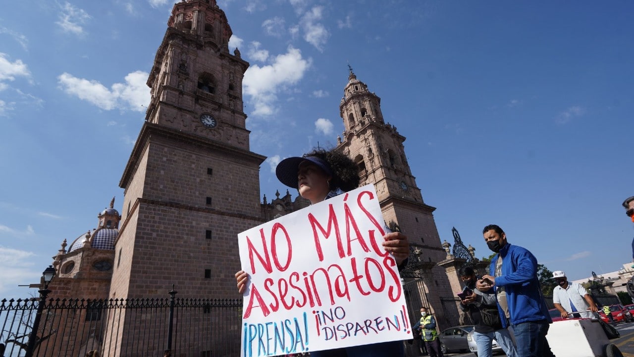 Marchan para exigir justicia por la muerte del reportero Armando Linares en Morelia, Michoacán
