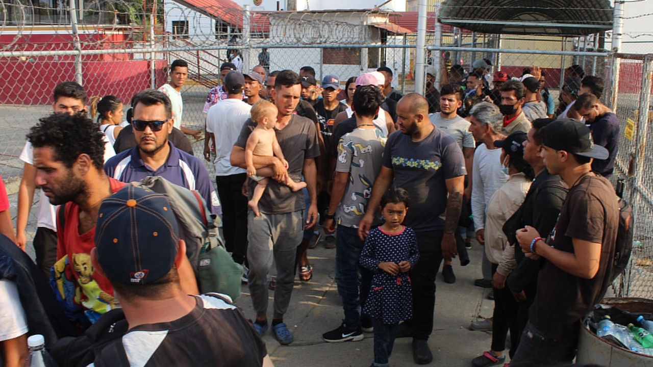 Migrantes protestan para exigir a las autoridades visas de humanitarias