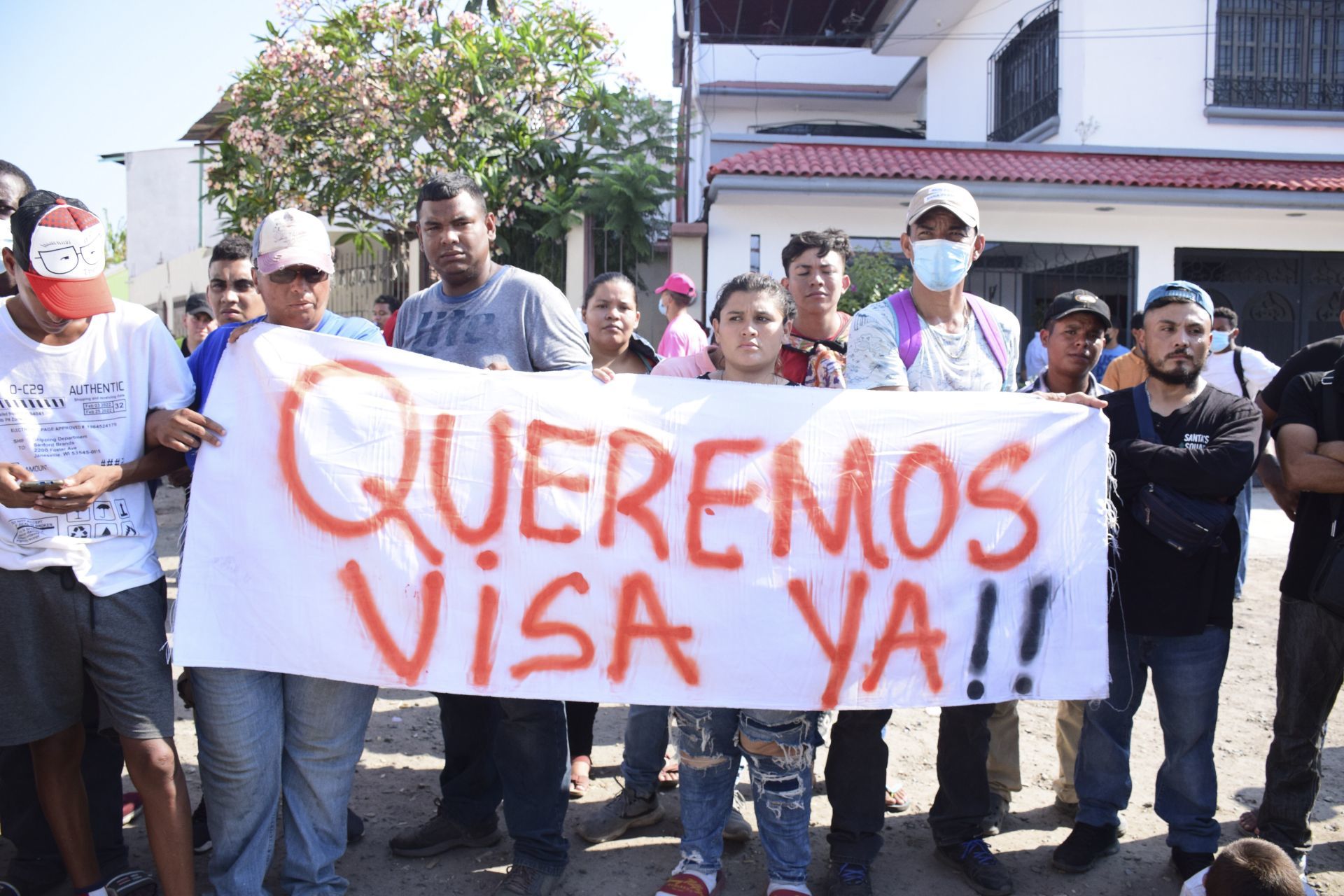 Migrantes irrumpen de manera violenta en las oficinas del INM en Tapachula, Chiapas
