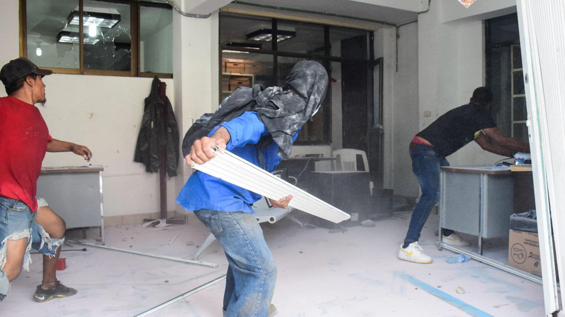 migrantes irrumpen de manera violenta en oficinas del inm en chiapas