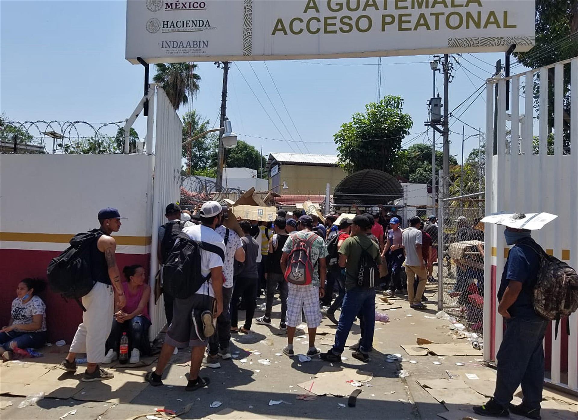 Migrantes irrumpen en puerto fronterizo de Ciudad Hidalgo, Chiapas