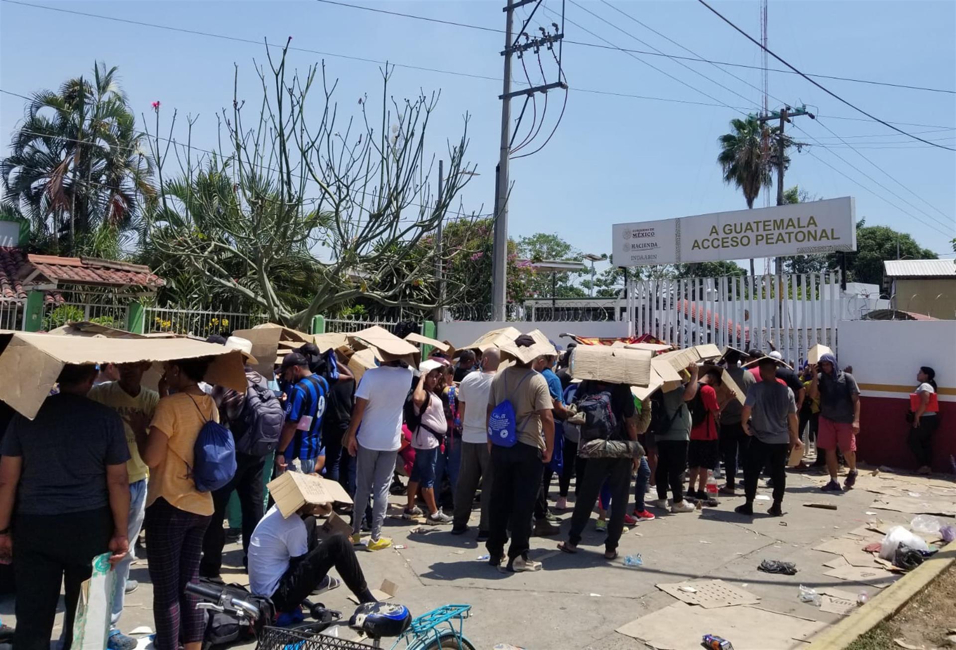 Migrantes irrumpen en Puerto Fronterizo de Ciudad Hidalgo, Chiapas