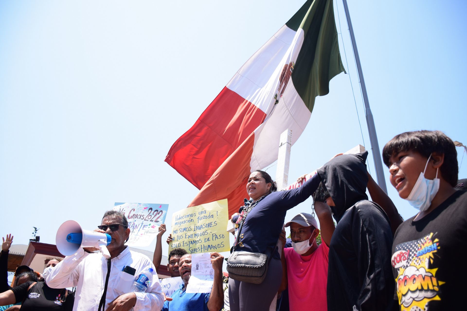 Migrantes protestan con viacrucis en Tapachula; exigen documentos para el libre tránsito