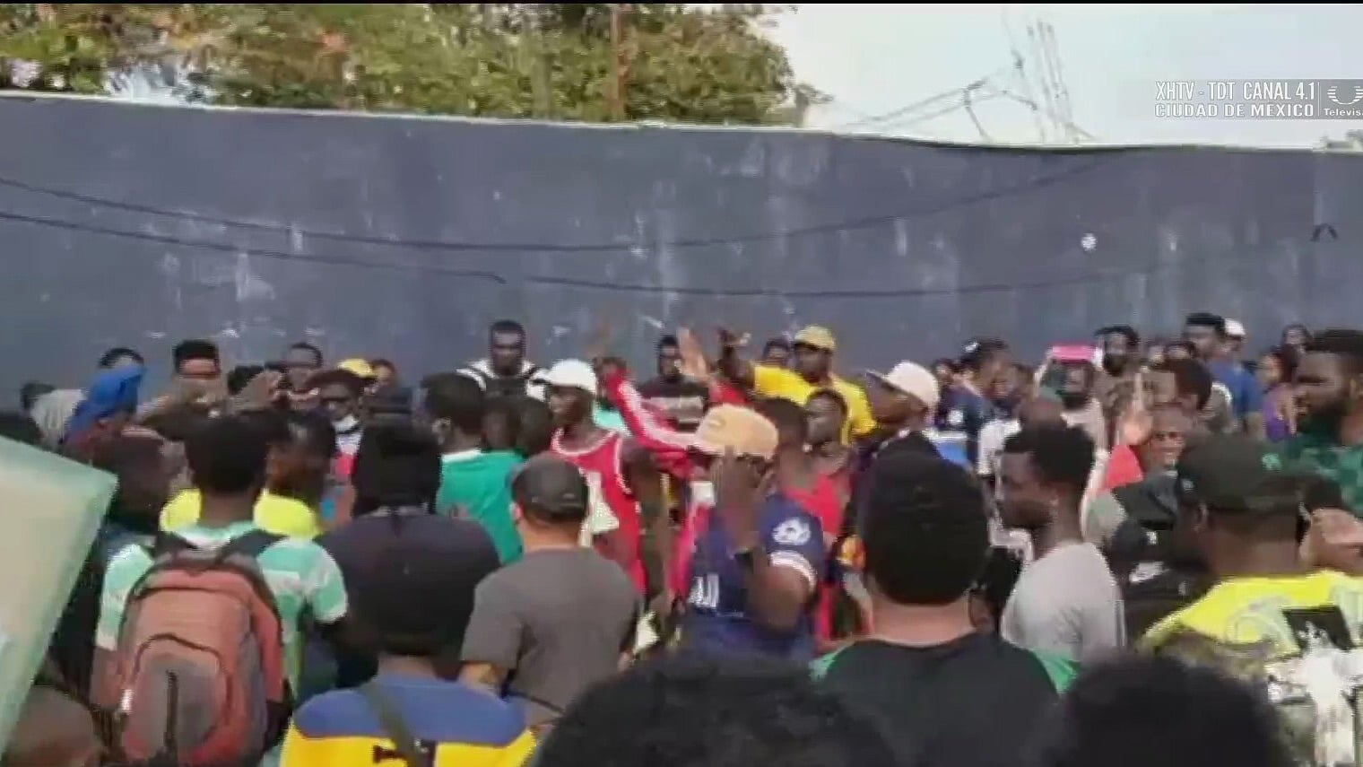 migrantes se enfrentan por lugares para ingresar a oficinas del inm en chiapas