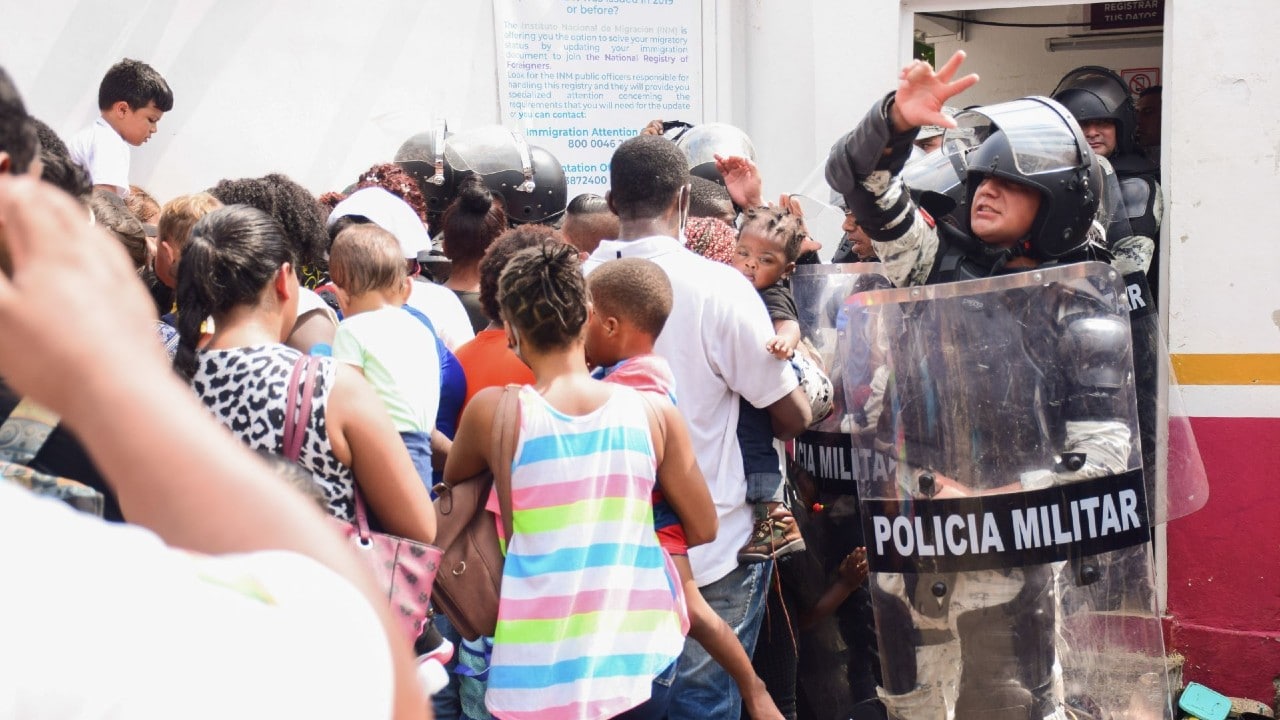 Migrantes africanos y haitianos se enfrentan en Tapachula, Chiapas