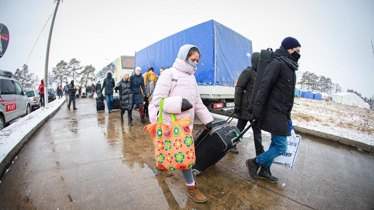 miles de ucranianos huyen de ataques rusos y encuentran refugio en rumania