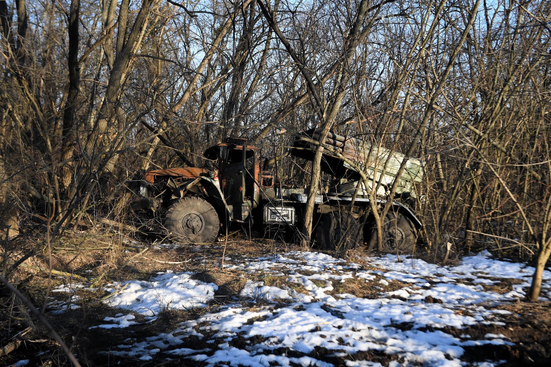 Un vehículo militar ruso en la aldea de Lisne, cerca de Kharkiv, Ucrania, 21 de marzo de 2022 (EFE)
