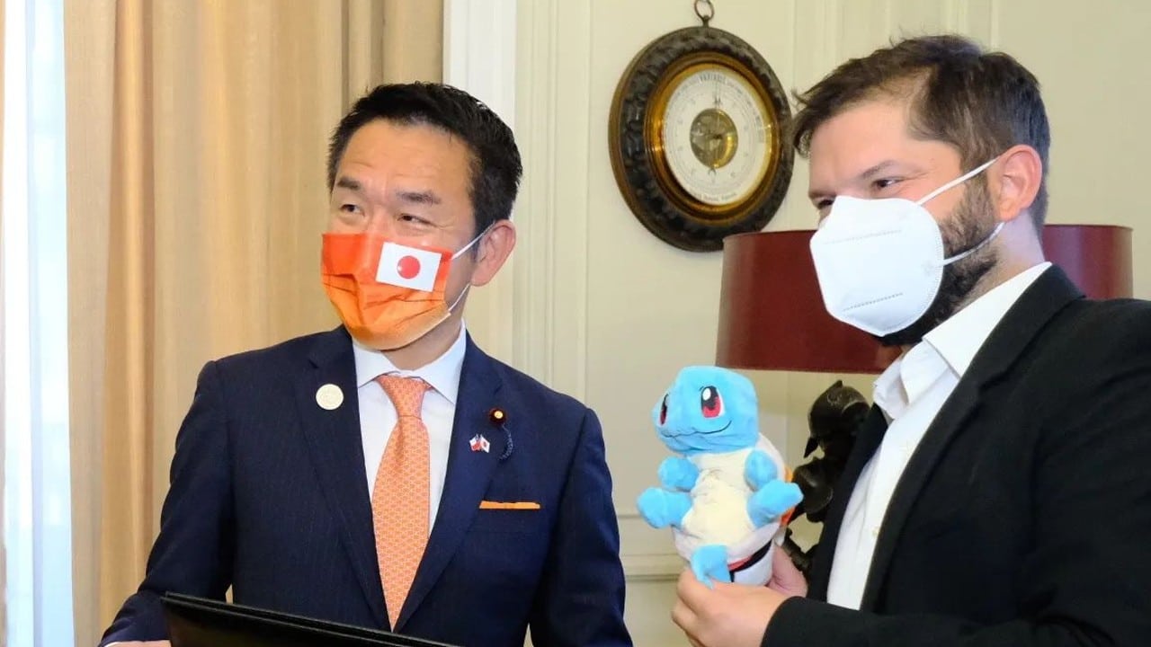 Ministro de Asuntos Exteriores de Japón regala 'Squirtle' a Gabriel Boric, presidente electo de Chile