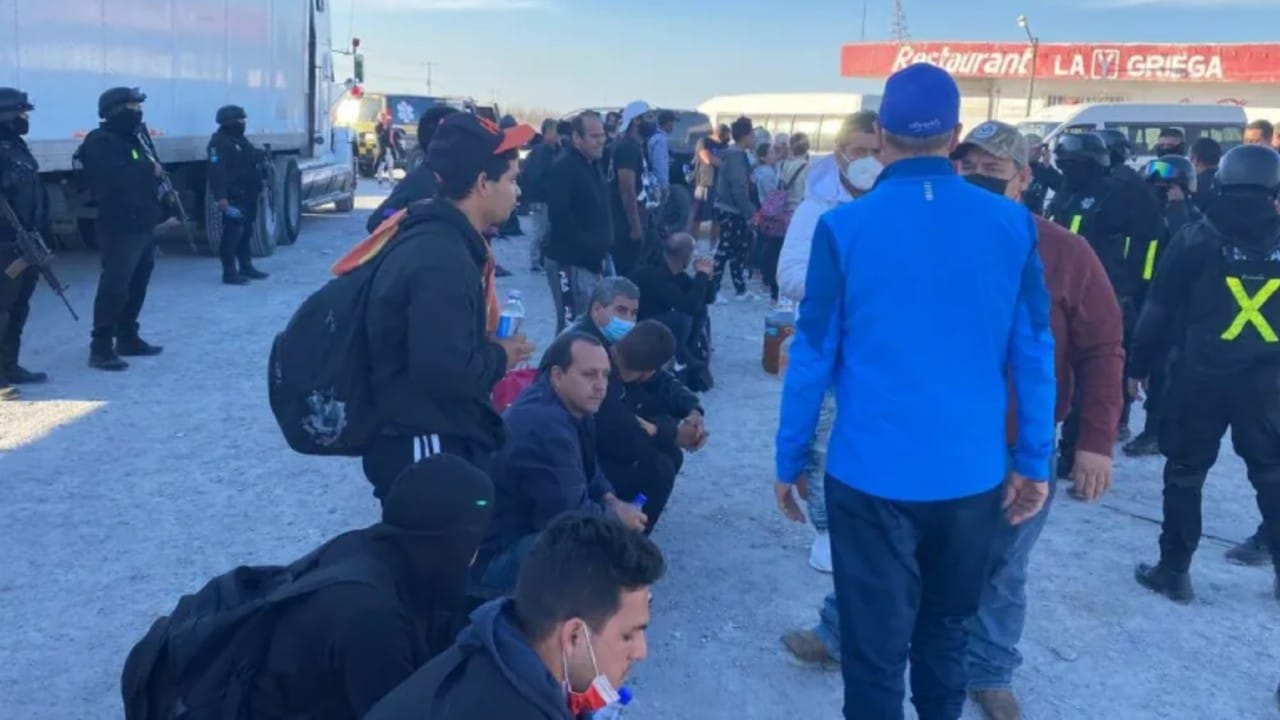 Rescatan a 82 migrantes cubanos que viajaban a EEUU en la caja de un tráiler, en Monclova, Coahuila