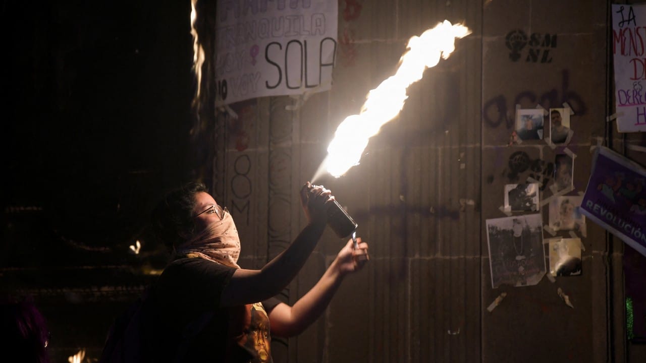 Colectivos feministas incendian Palacio de Gobierno de Nuevo León tras protesta por 8M