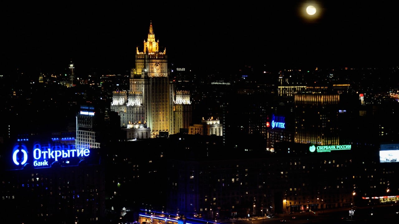 Una vista general de la ciudad de Moscú, Rusia, por la noche (Getty Images)