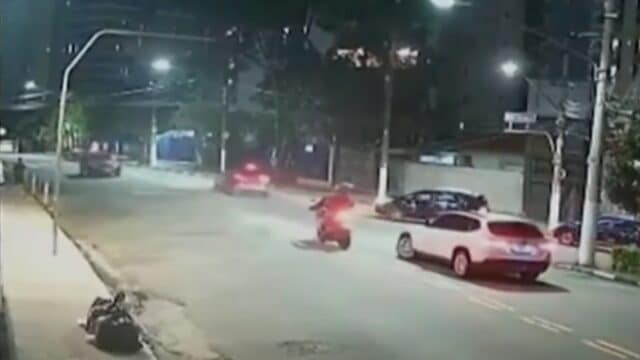 mujer atropella a delincuentes que intentaron asaltarla en brasil