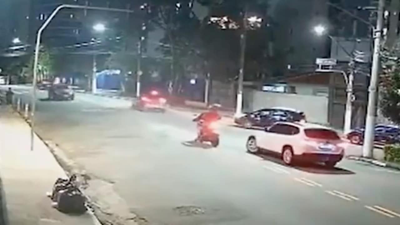Mujer atropella hombres motocicleta