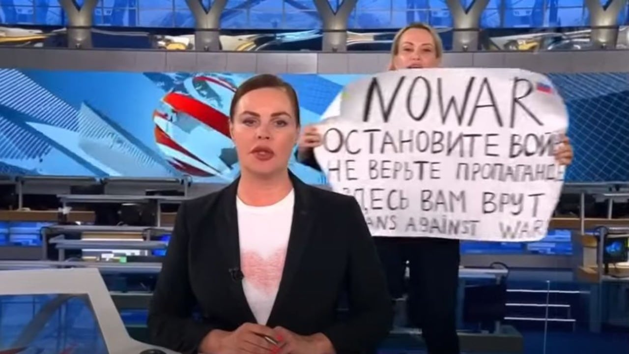 Mujer interrumpe noticiero en Rusia para protestar contra conflicto contra Ucrania