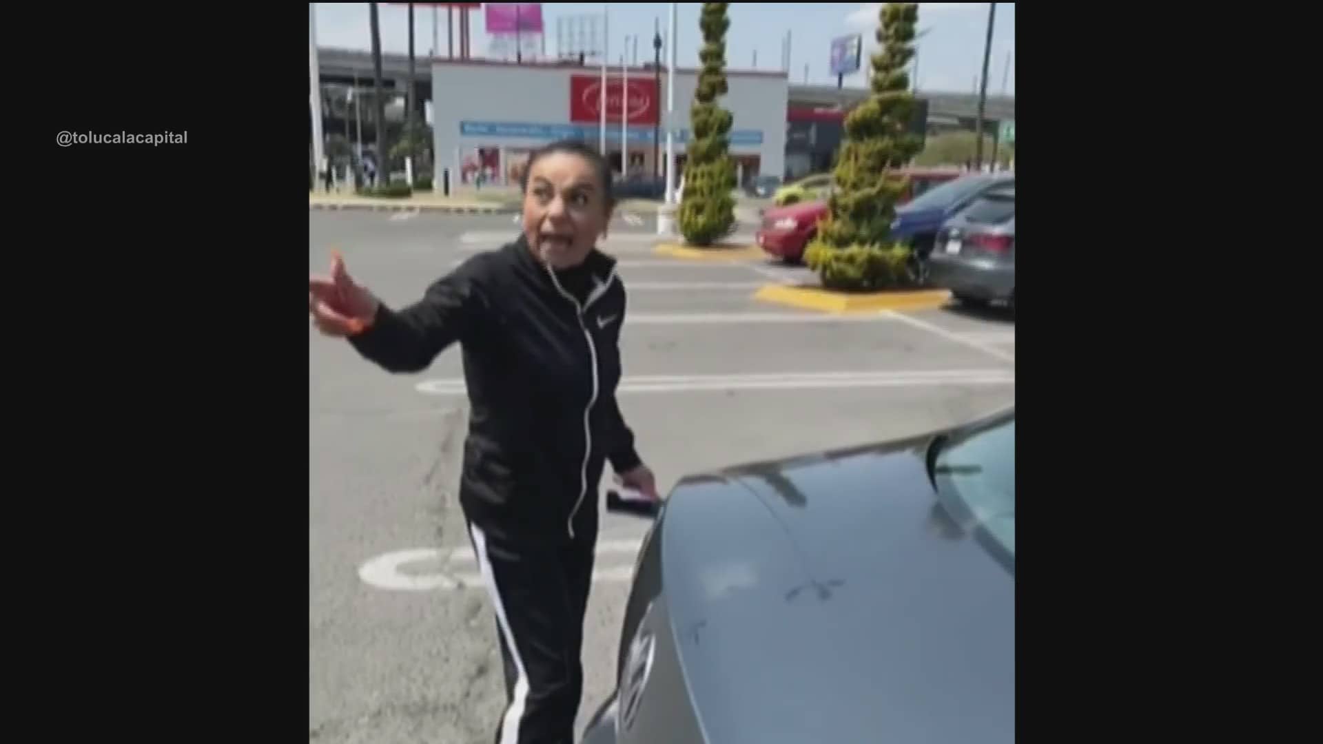mujer protagoniza pelea en estacionamiento de toluca