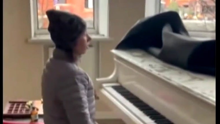 mujer toca el piano al interior de su casa bombardeada por rusia en ucrania