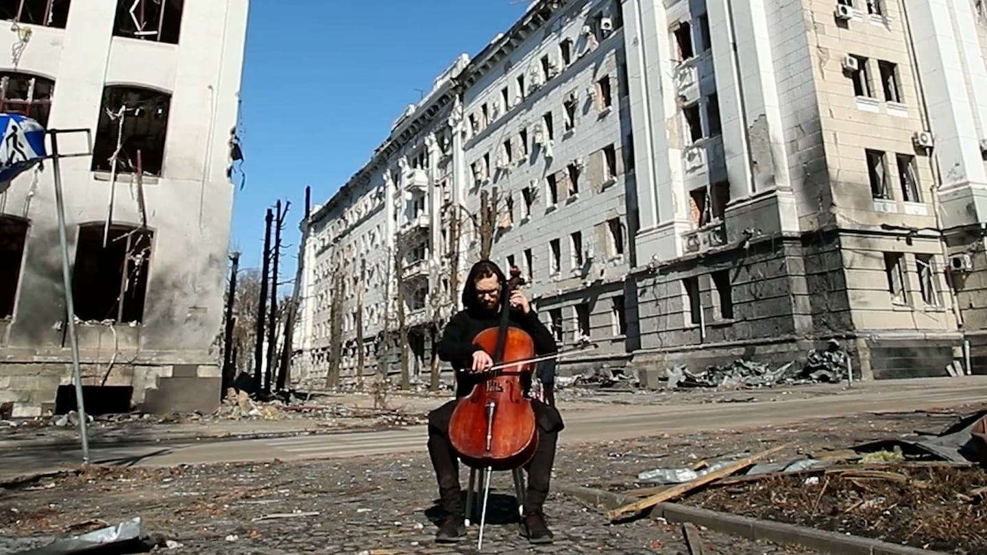 musico conmueve al tocar el violonchelo en medio de la devastacion de jarkov