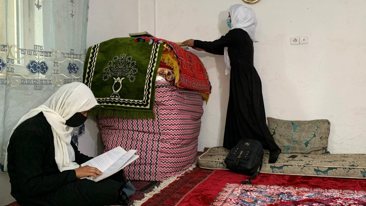 Unión Europea pide vetar decisión de los talibanes que impide a las niñas acceder a la escuela