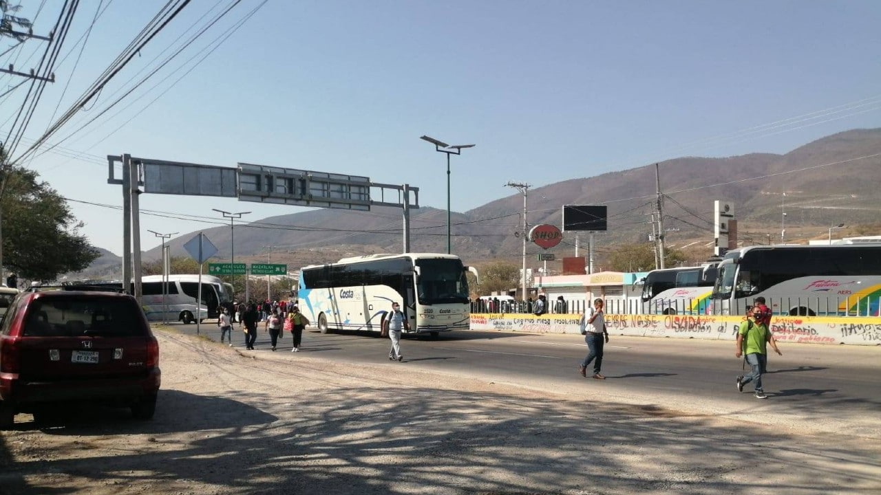 Normalistas de la Rural Raúl Isidro de Ayotzinapa bloquean la Autopista del Sol en Chilpancingo, Guerrero