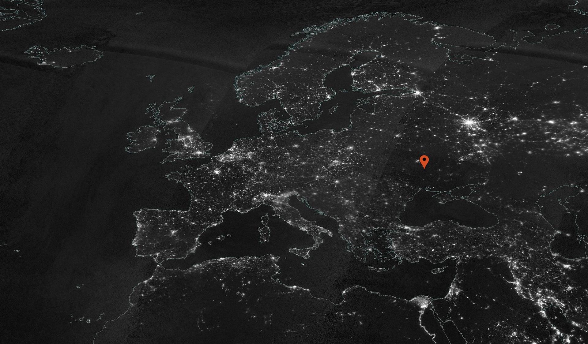 Imagen tomada por la herramienta de la NASA, Worldview, que muestra a Ucrania casi a oscuras el pasado 25 de febrero (EFE/NASA)
